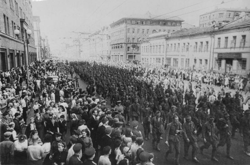 La marche des allemands prisonniers de Moscou — le passage de la rue Gorki. Le 17 juillet 1944