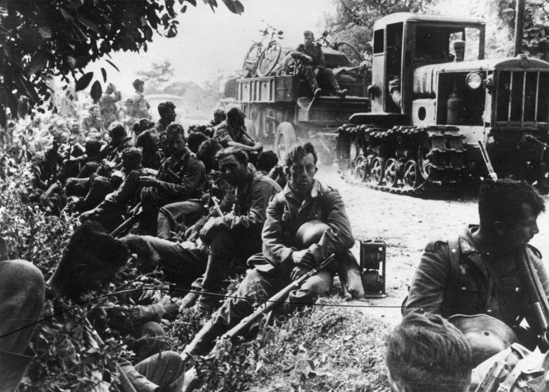 Les soldats allemands se reposer sur le bord de la route où en URSS. 1941