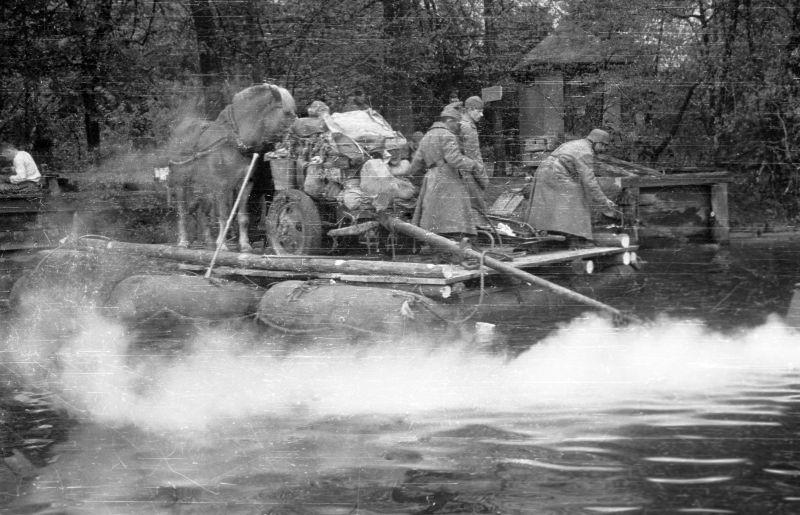 Les artilleurs soviétiques sont confrontées sur le ponton sur la rivière Spree. Avril-mai 1945
