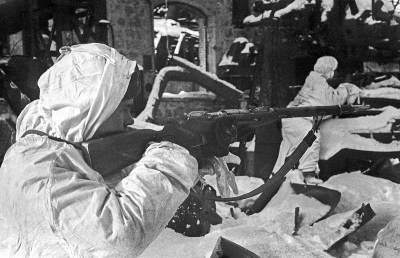 Soldats soviétiques en détruit l'usine de Stalingrad