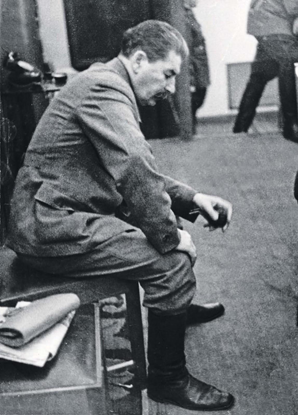 Une autorisation de photo de Staline: le moment où il a été informé que les Allemands étaient sur le point de prendre Kiev, 1941