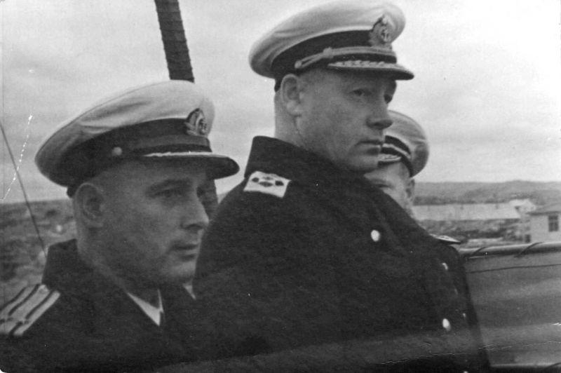 Le commandant en chef de la MARINE, l'amiral de la flotte de N. G. Les forgerons à bord d'un navire de la flotte du Nord. 1945