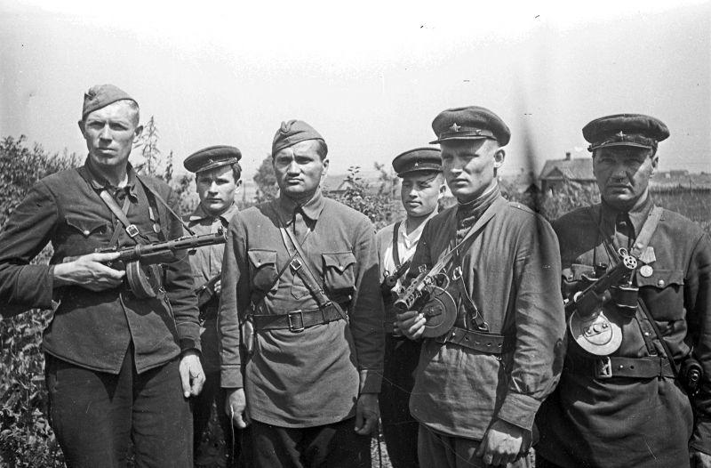 Photo de groupe des partisans de la Biélorussie. 1944