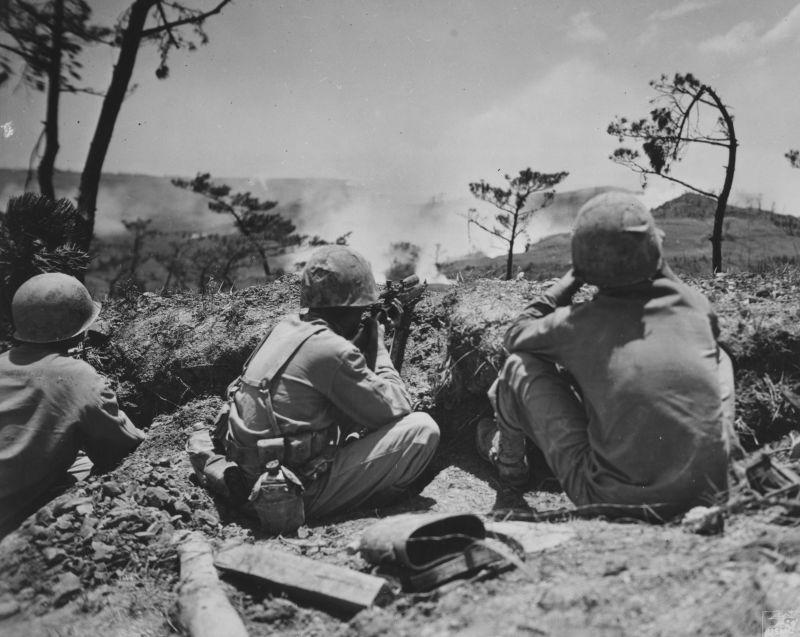 Tireur d'élite américain, fait feu pendant la bataille d'Okinawa. Mai 1945