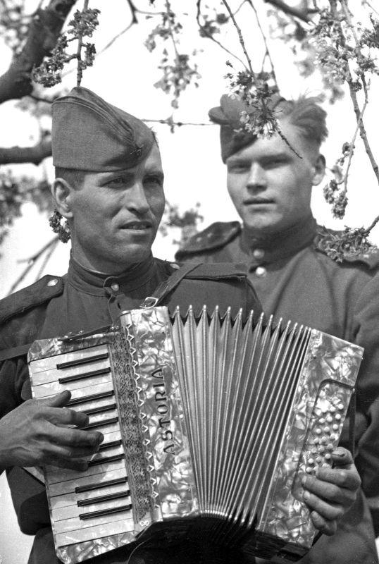 Le soldat de l'Armée rouge joue de l'accordéon Astoria lors d'un concert amateur. 1944 g.