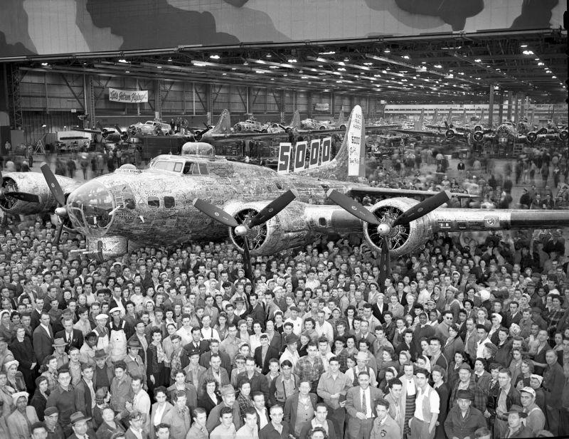 Le 5000e bombardier américain B-17 qui est sorti de la chaîne de montage de l'usine Boeing de Seattle. 13 mai 1944