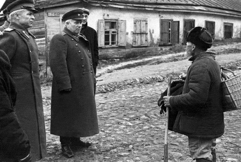Le général Khrouchtchev s'entretient avec un homme de la banlieue de Kiev libérée. Novembre 1943