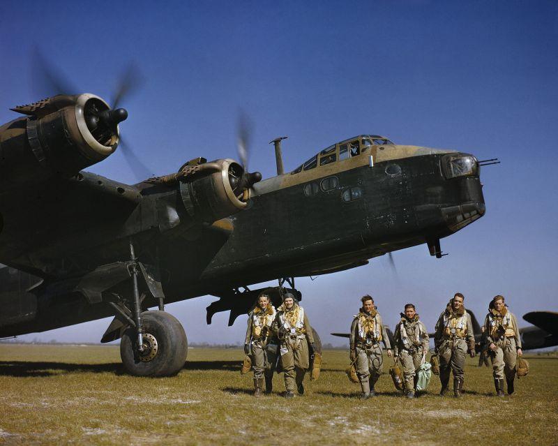 L'équipage du bombardier britannique Short Stirling avant de décoller à Waterbich AFB. 1942 g.