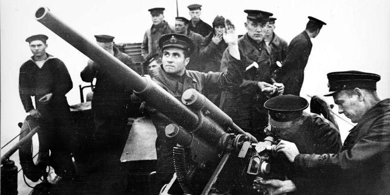 L'équipage du bateau blindé soviétique près du canon de 45 mm 21-K