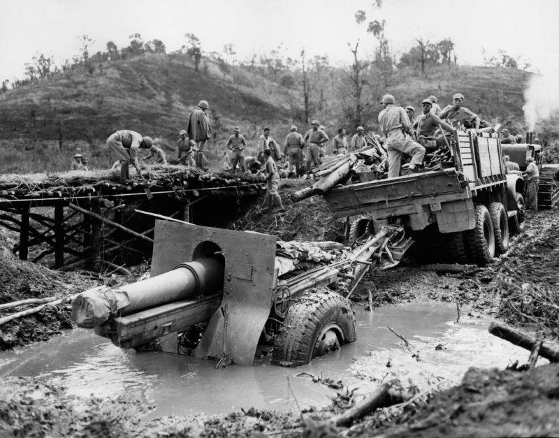 Un obusier américain de 155 mm M1917 coincé dans la boue en Birmanie. 15 février 1945