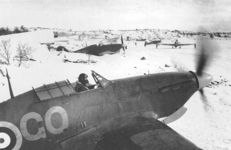 Les avions de combat britanniques Hurricane réchauffent leurs moteurs à l'aérodrome de Vaenga. Octobre 1941