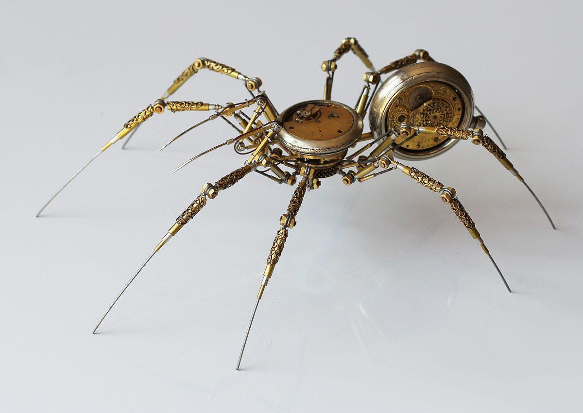 L'artiste recycle la technologie antique en araignées Steampunk complexes