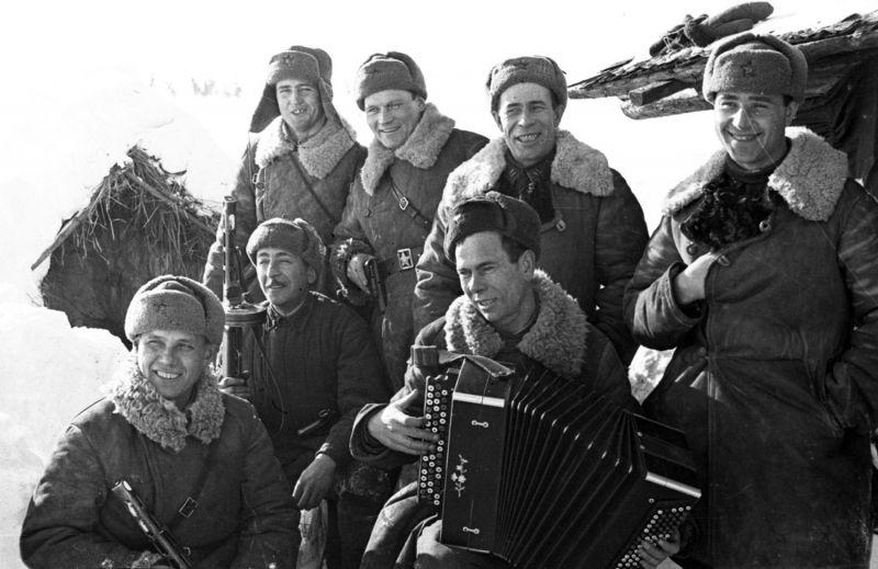 Une photo de groupe de soldats et de commandants dans un village du front Kalinin. 1942 g.