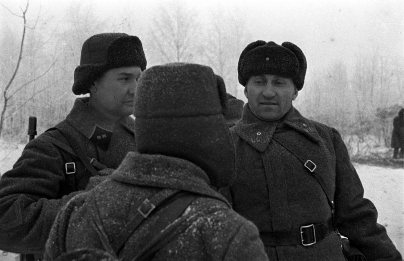 Les commandants de la division de fusiliers de l'Armée rouge s'entretiennent avec le colonel sur le front Kalinin. 1942 g.