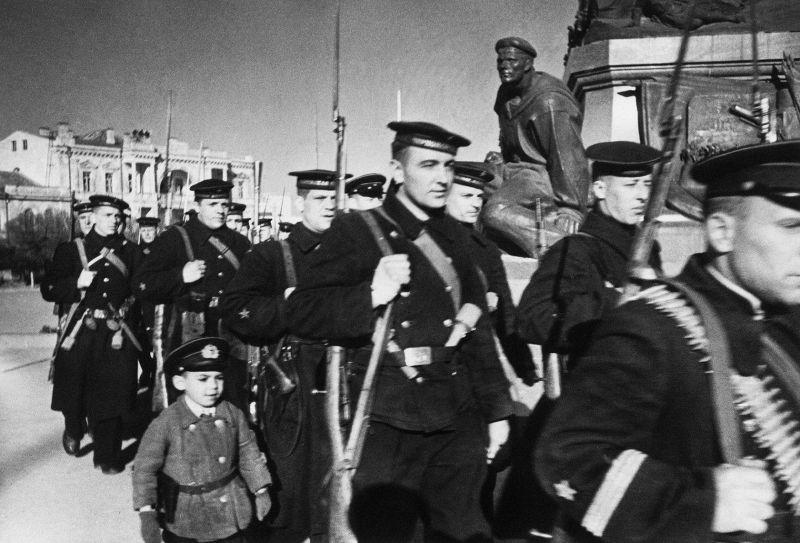 Les hommes de la Marine rouge au monument à V.I. Lénine à Sébastopol. 1942 g.