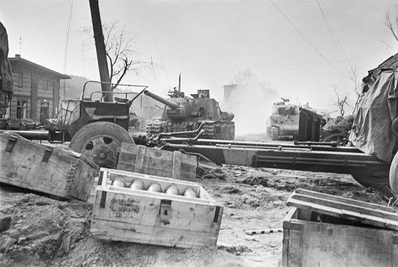 L'artillerie soviétique, les canons automoteurs ISU-122 et les chars Sherman M4 pendant les batailles sur Danzig Street. Mars 1945