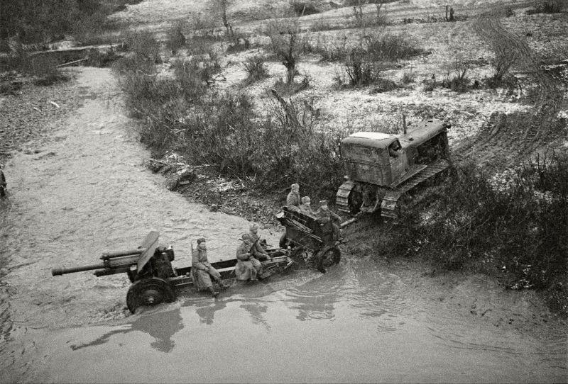 Le tracteur soviétique S-65 "Stalinets" remorque l'obusier M-30 à travers la rivière dans les Carpates. 1944 g.