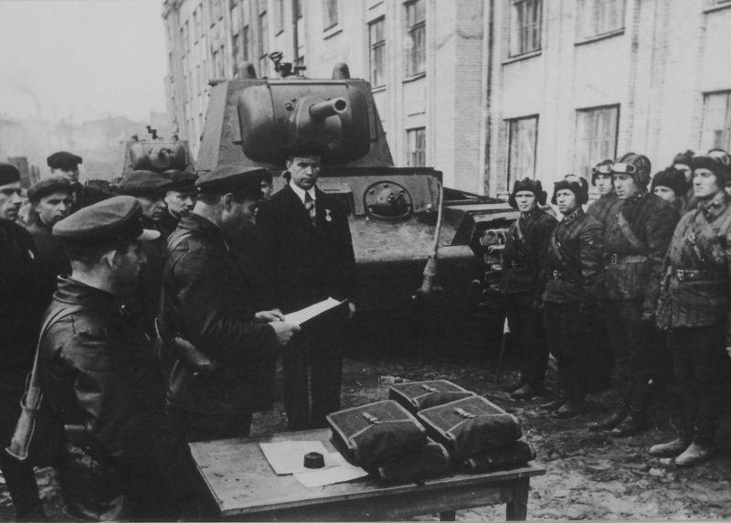 Remise des chars KV-1 aux équipages de l'usine de Leningrad Kirov. 13 octobre 1941