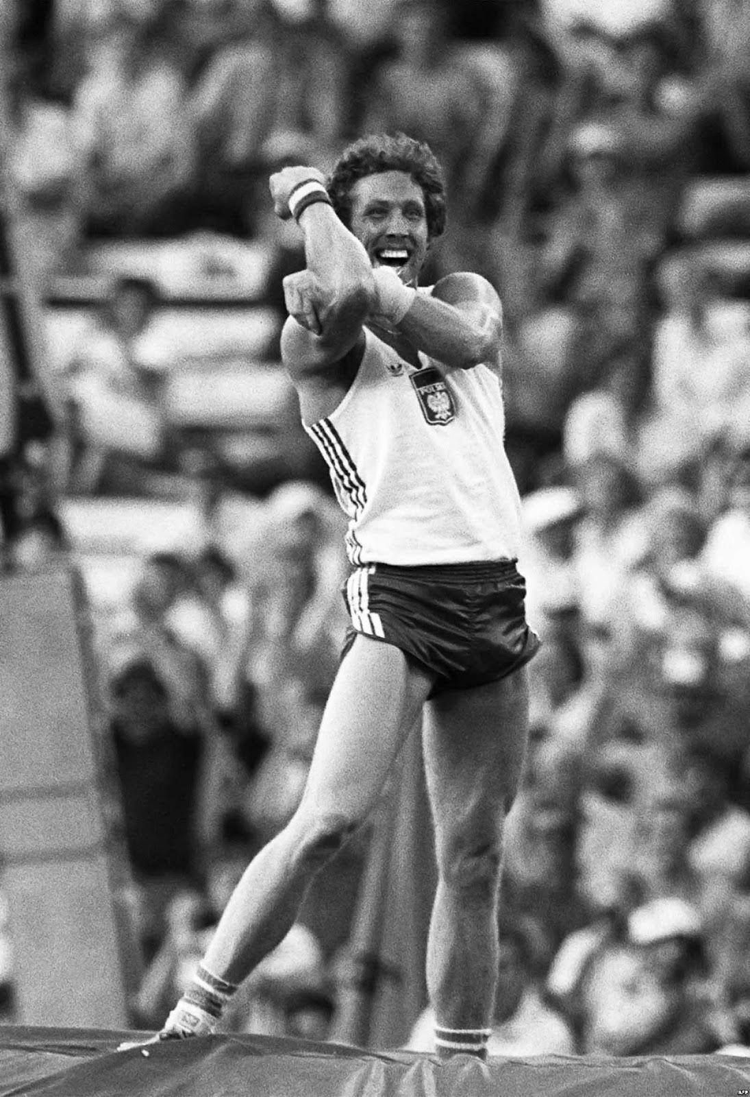 L'athlète polonais Wladyslaw Kozakiewicz montre son célèbre geste aux fans soviétiques qui l'ont hué, 1980