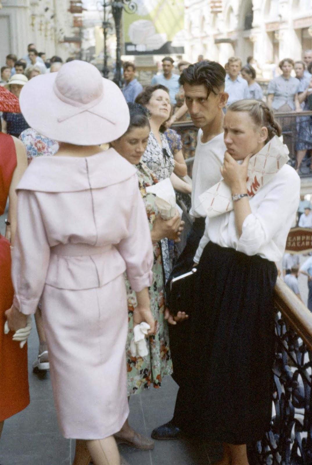 Modèles Dior dans les rues de Moscou soviétique, 1959