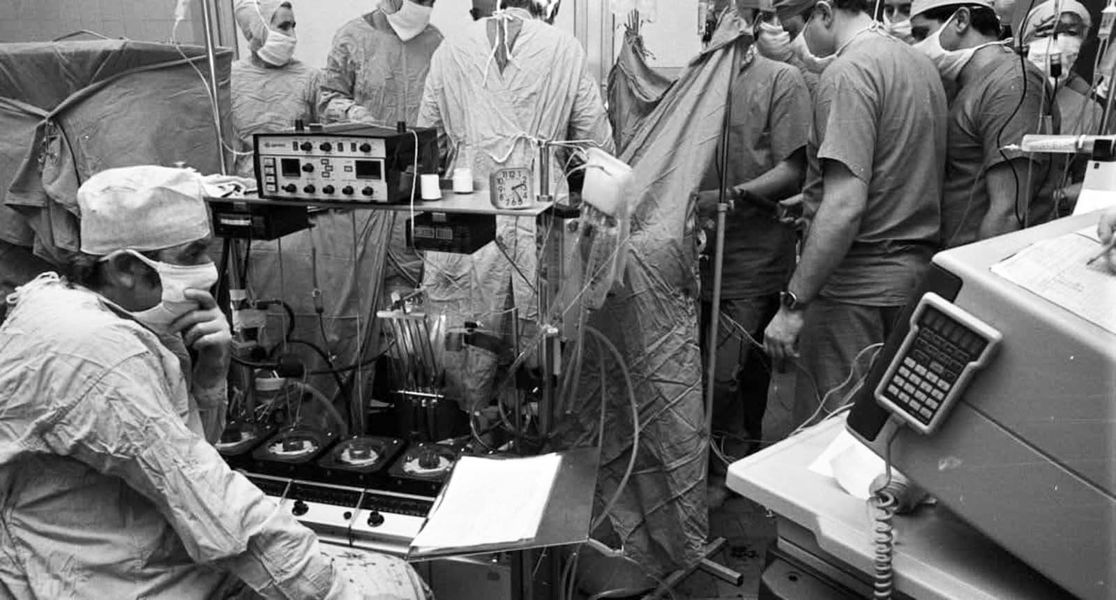 Le Dr Zbigniew Religa surveille les signes vitaux de son patient après une transplantation cardiaque de 23 heures, 1987