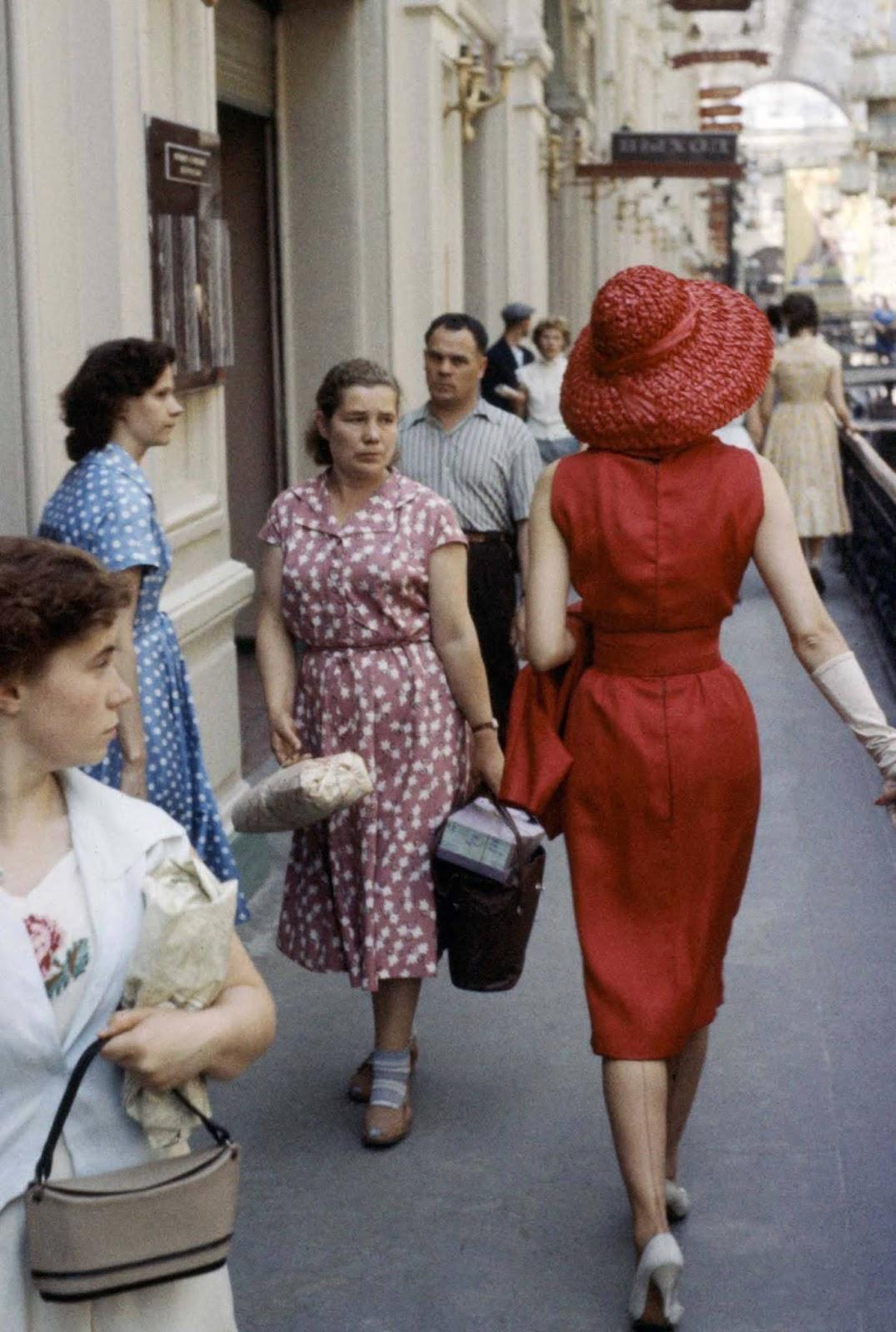 Modèles Dior dans les rues de Moscou soviétique, 1959