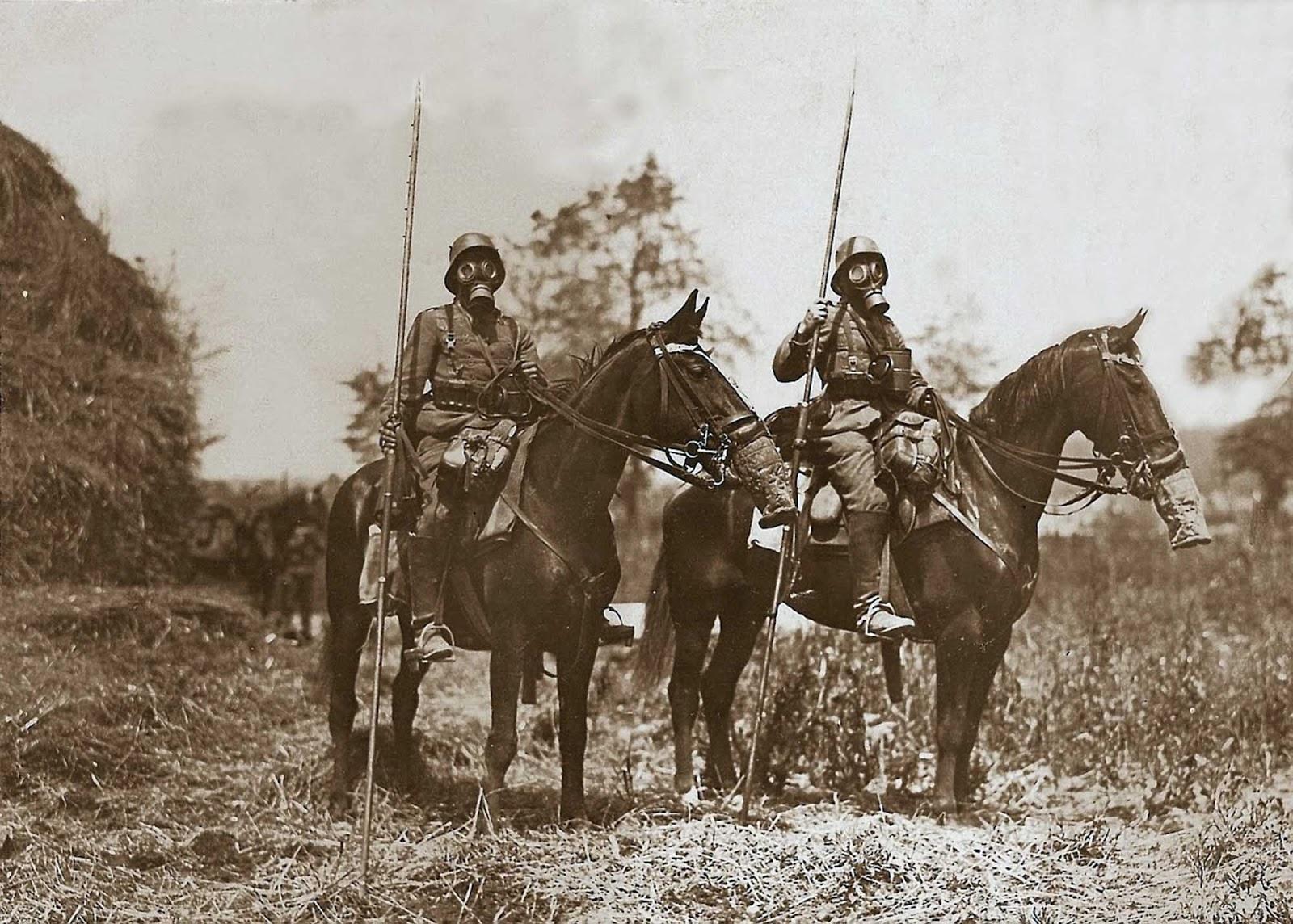 Patrouille de cavalerie allemande dans des masques à gaz et des lances, 1918