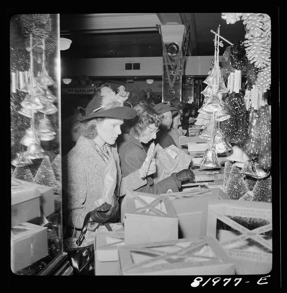 Noël à Washington DC 1941 - Faire du shopping chez Woolworth's Five-and-Dime et attendre le retour du bus Greyhound
