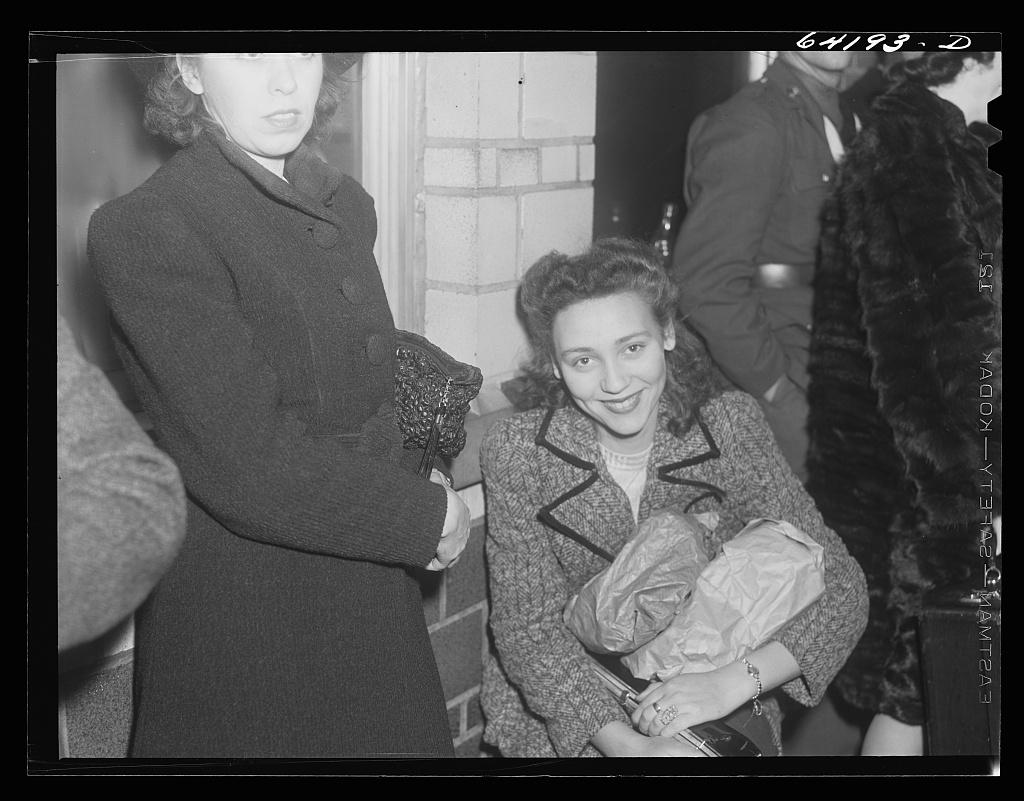 Noël à Washington DC 1941 - Faire du shopping chez Woolworth's Five-and-Dime et attendre le retour du bus Greyhound