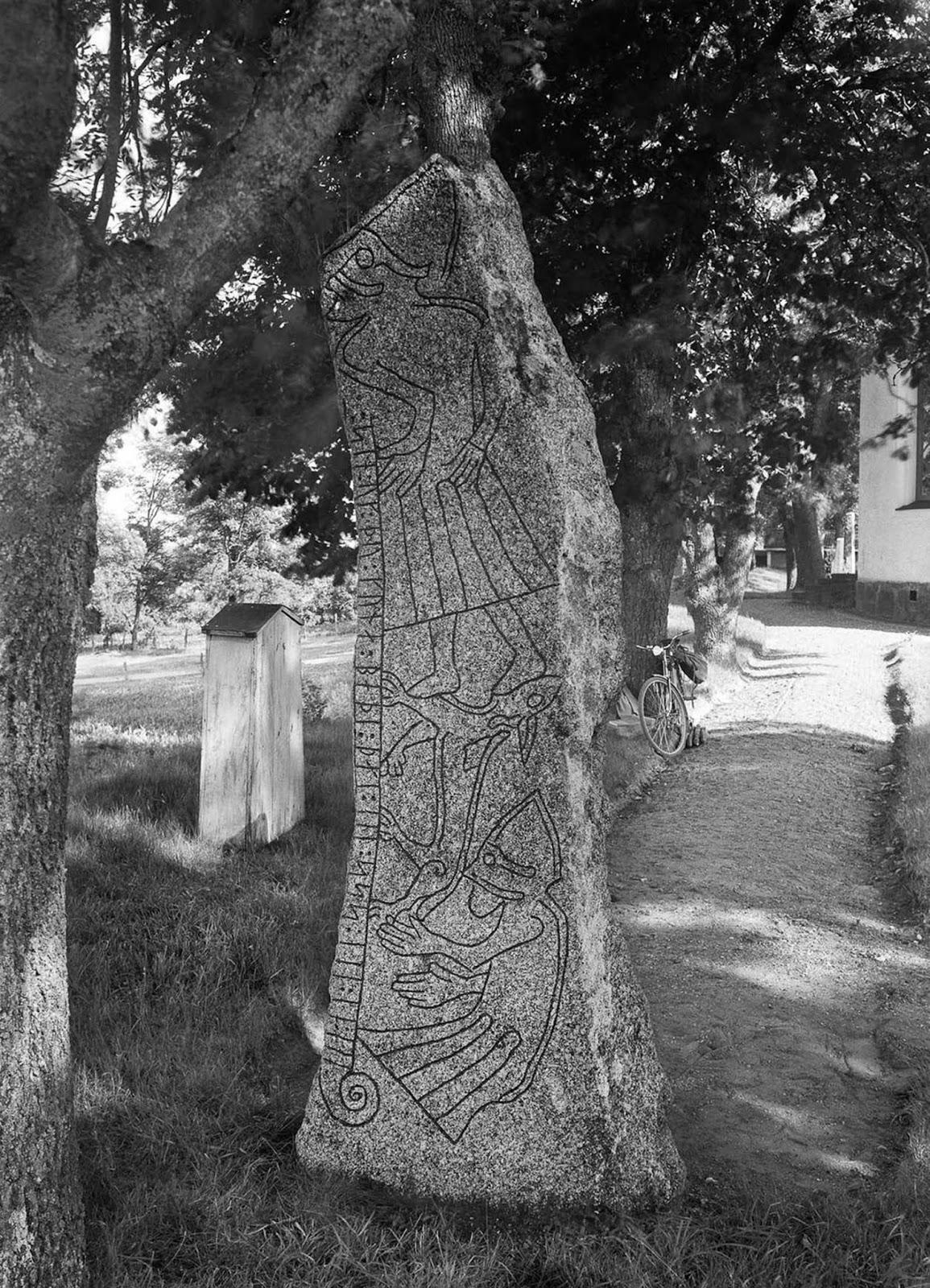 Les impressionnantes pierres runiques vikings de la campagne suédoise, 1899-1945