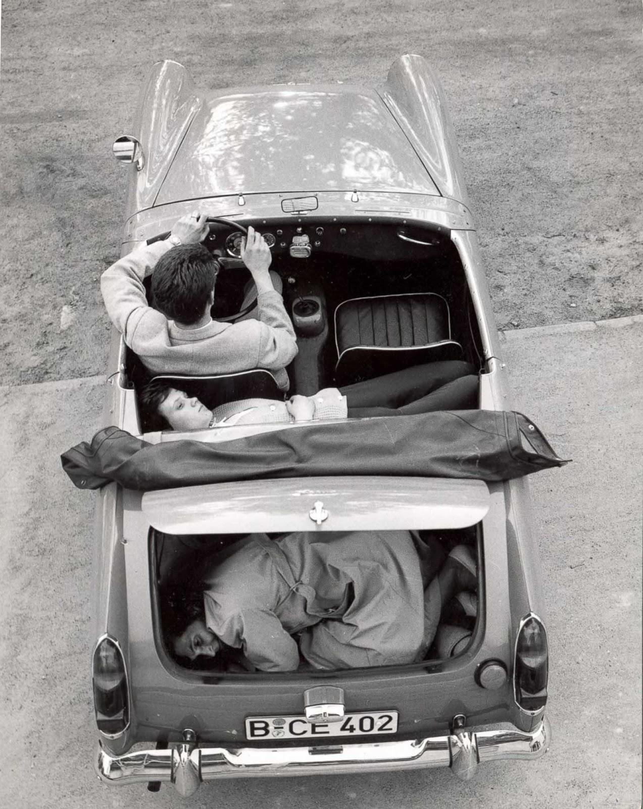 Défauts de Heinz Meixner de l'Allemagne de l'Est en passant par Checkpoint Charlie après avoir enlevé son pare-brise, 1963