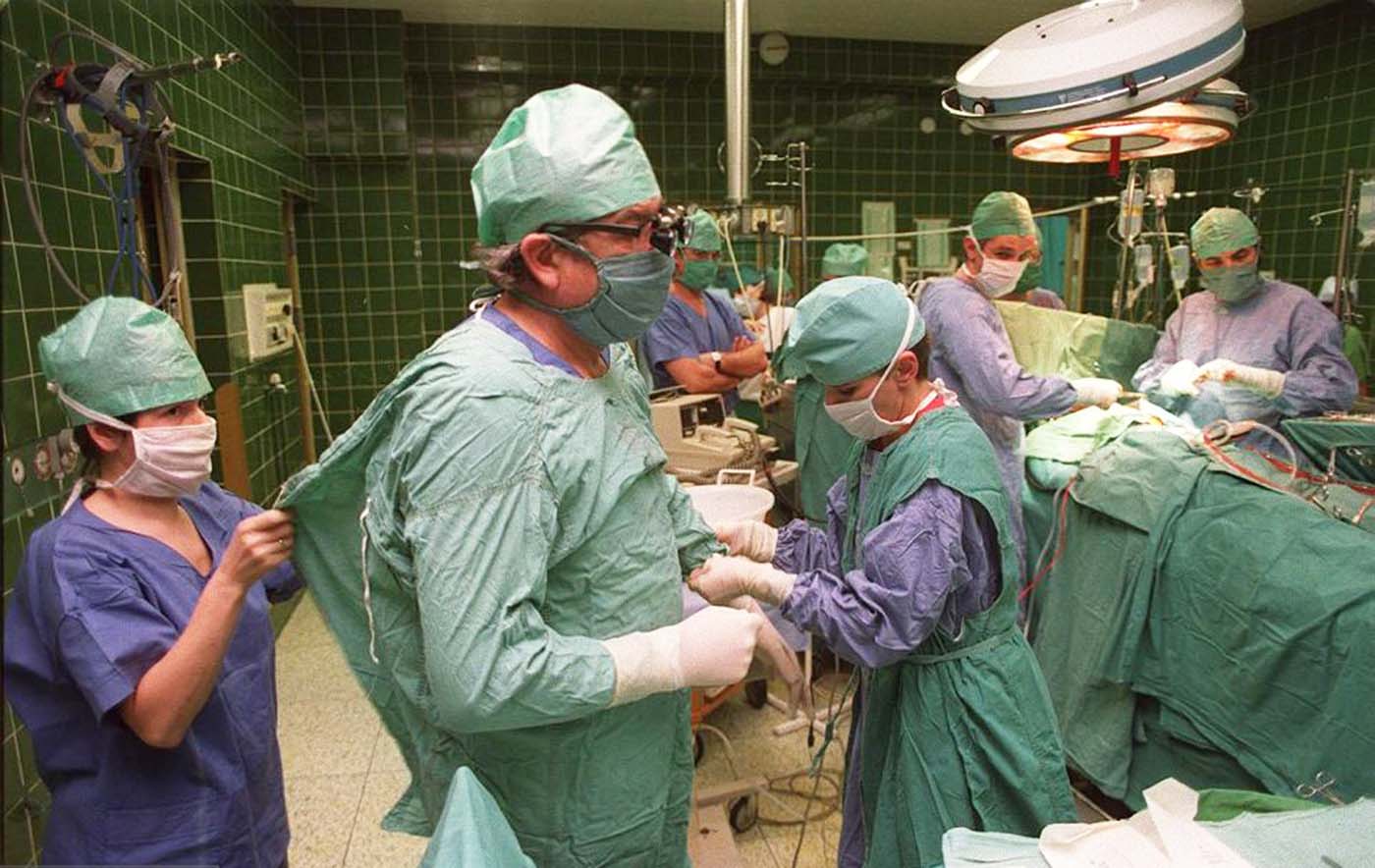 Le Dr Zbigniew Religa surveille les signes vitaux de son patient après une transplantation cardiaque de 23 heures, 1987
