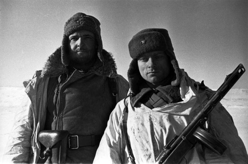 Deux commandants de l'Armée rouge en manteaux de camouflage d'hiver sur le front de Kalinin. 1942 g.