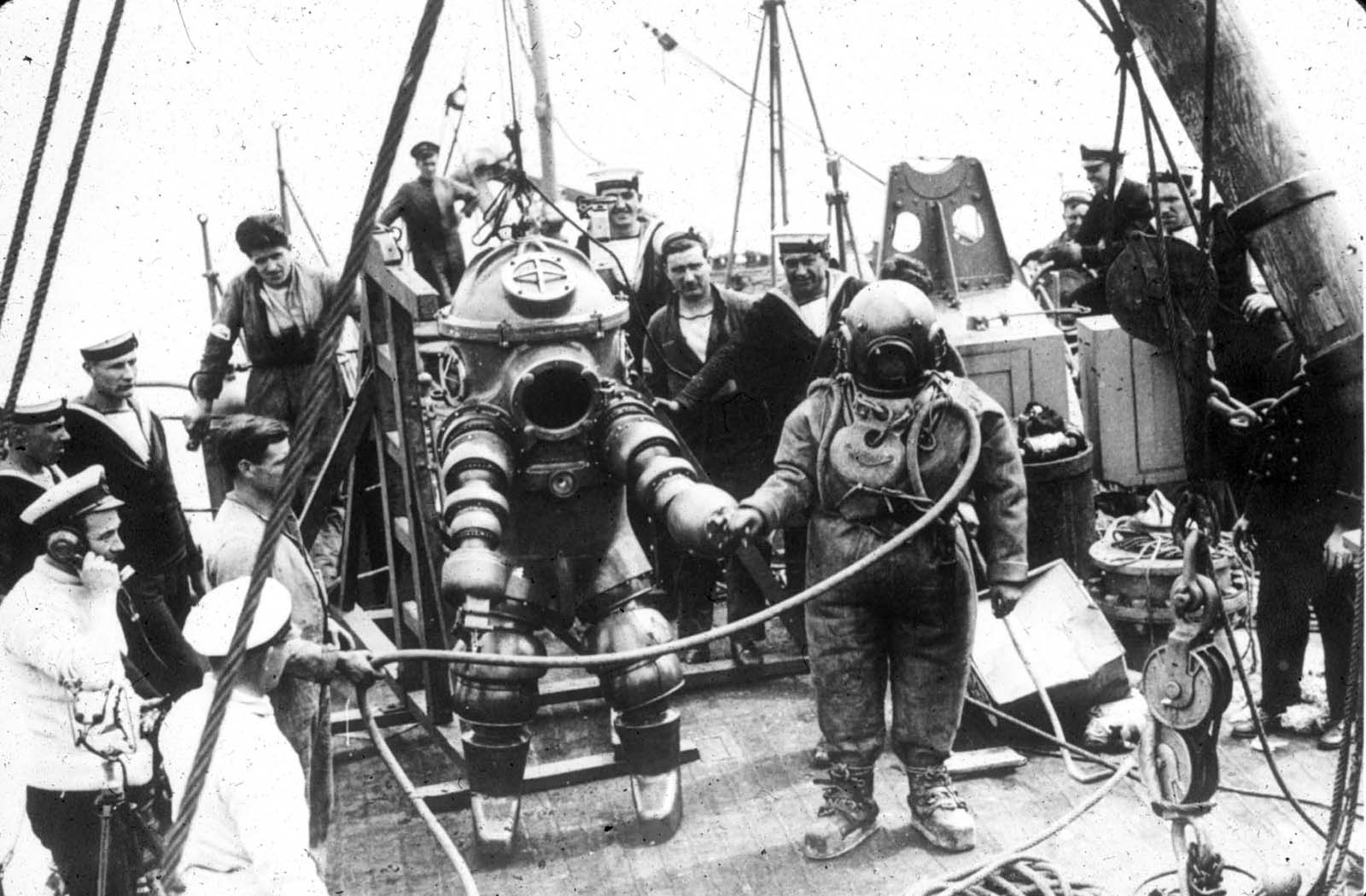 L'histoire des premières combinaisons de plongée, 1900-1935