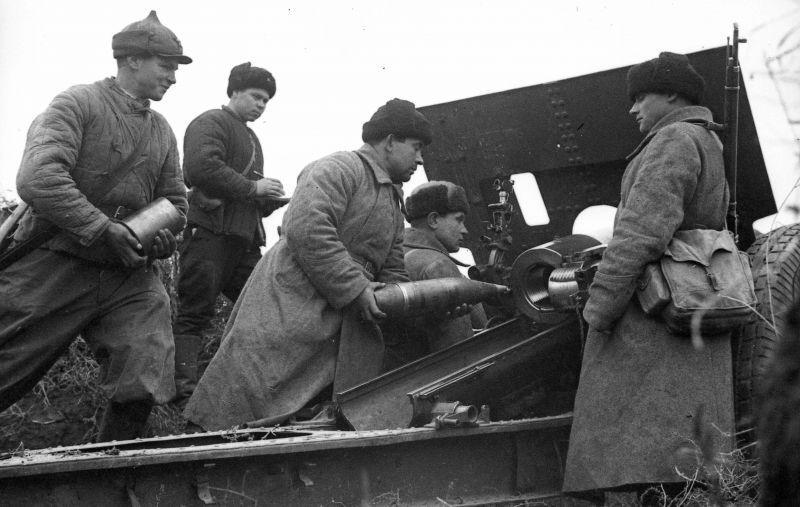 L'équipage de canon du sergent junior N.A. Zubova tire près de Sébastopol. 1942 g.