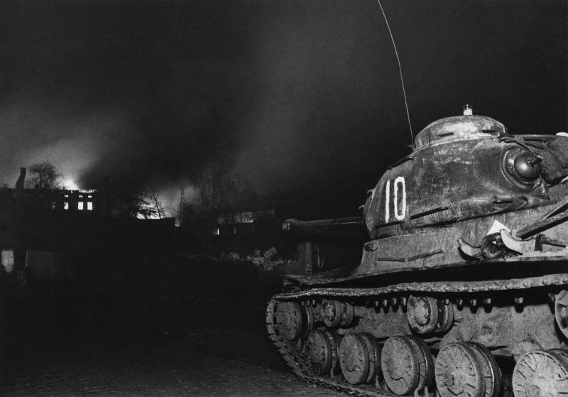 Tank IS-2 du 1er front biélorusse dans une bataille de nuit en Allemagne. 1945 g.
