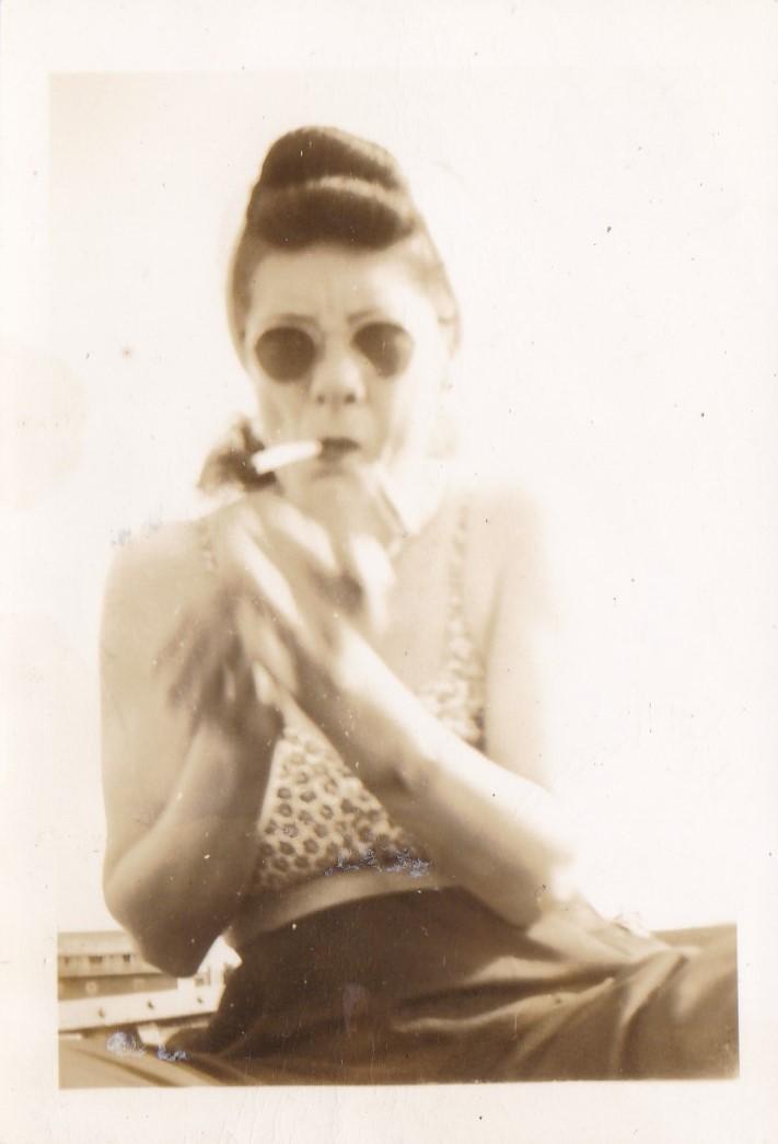 21 instantanés vintage de femmes en lunettes de soleil tueur