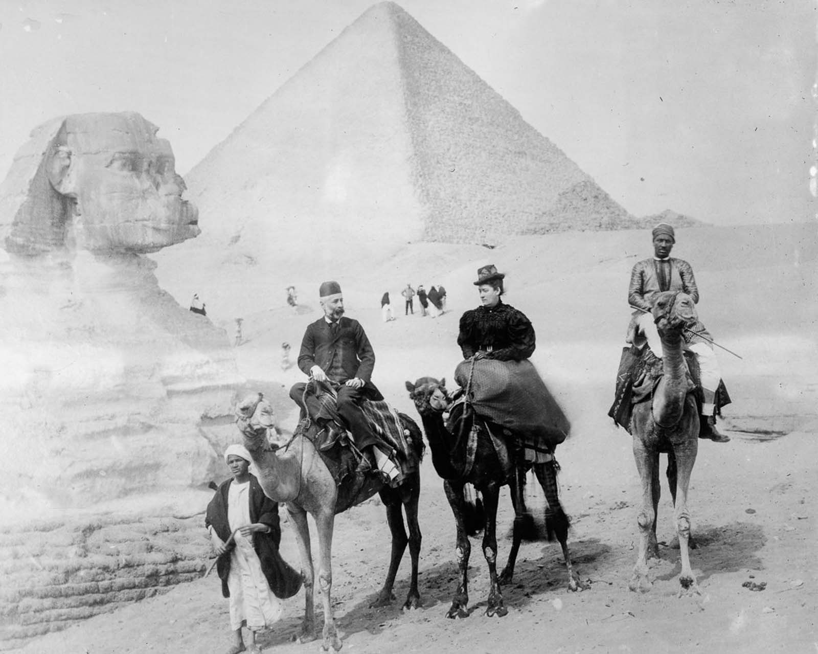 Premiers touristes visitant les pyramides et les ruines de l'Égypte ancienne, 1860-1930