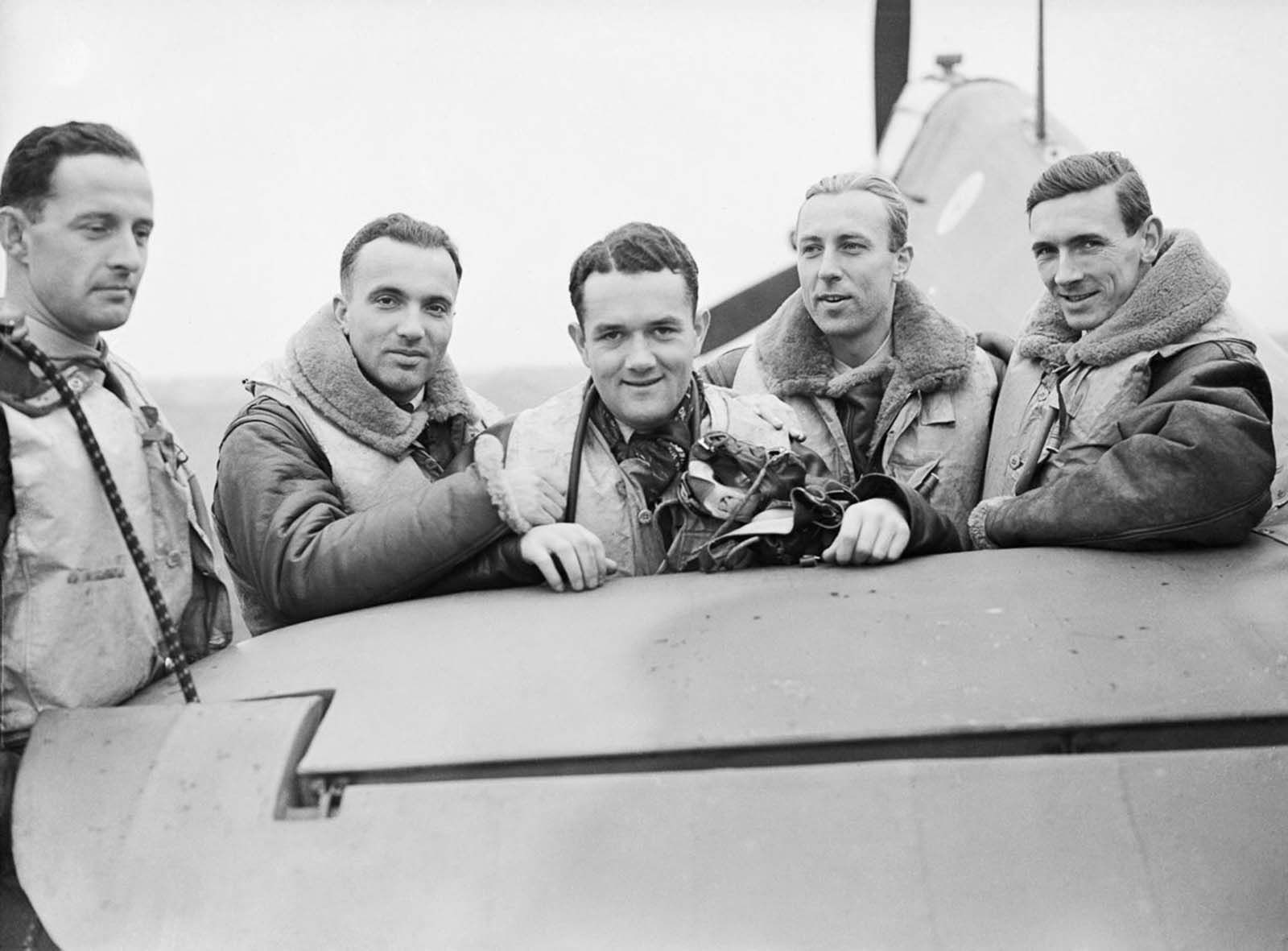 Un album photographique de pilotes polonais qui ont volé dans la bataille d'Angleterre, 1940-1943
