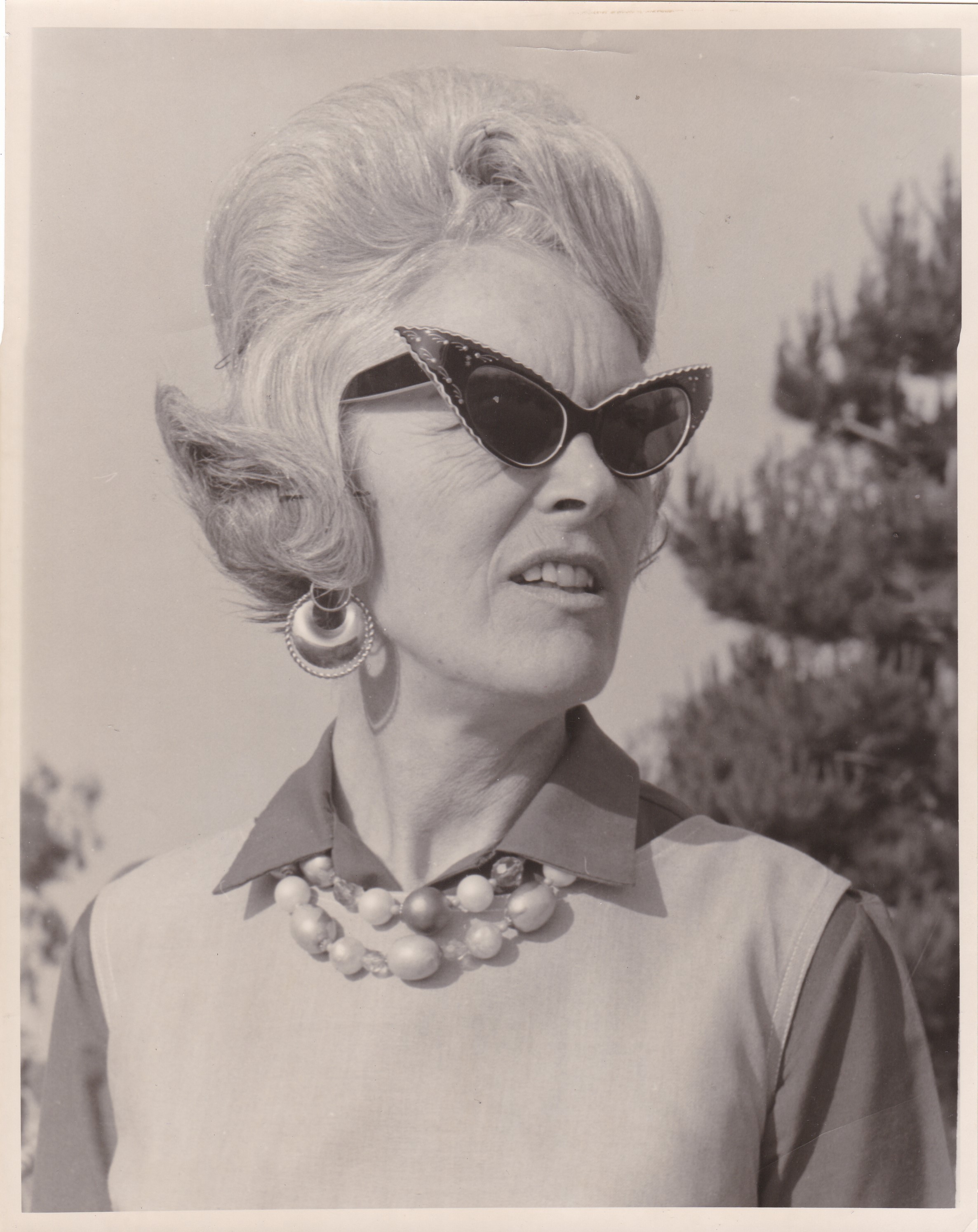 21 instantanés vintage de femmes en lunettes de soleil tueur