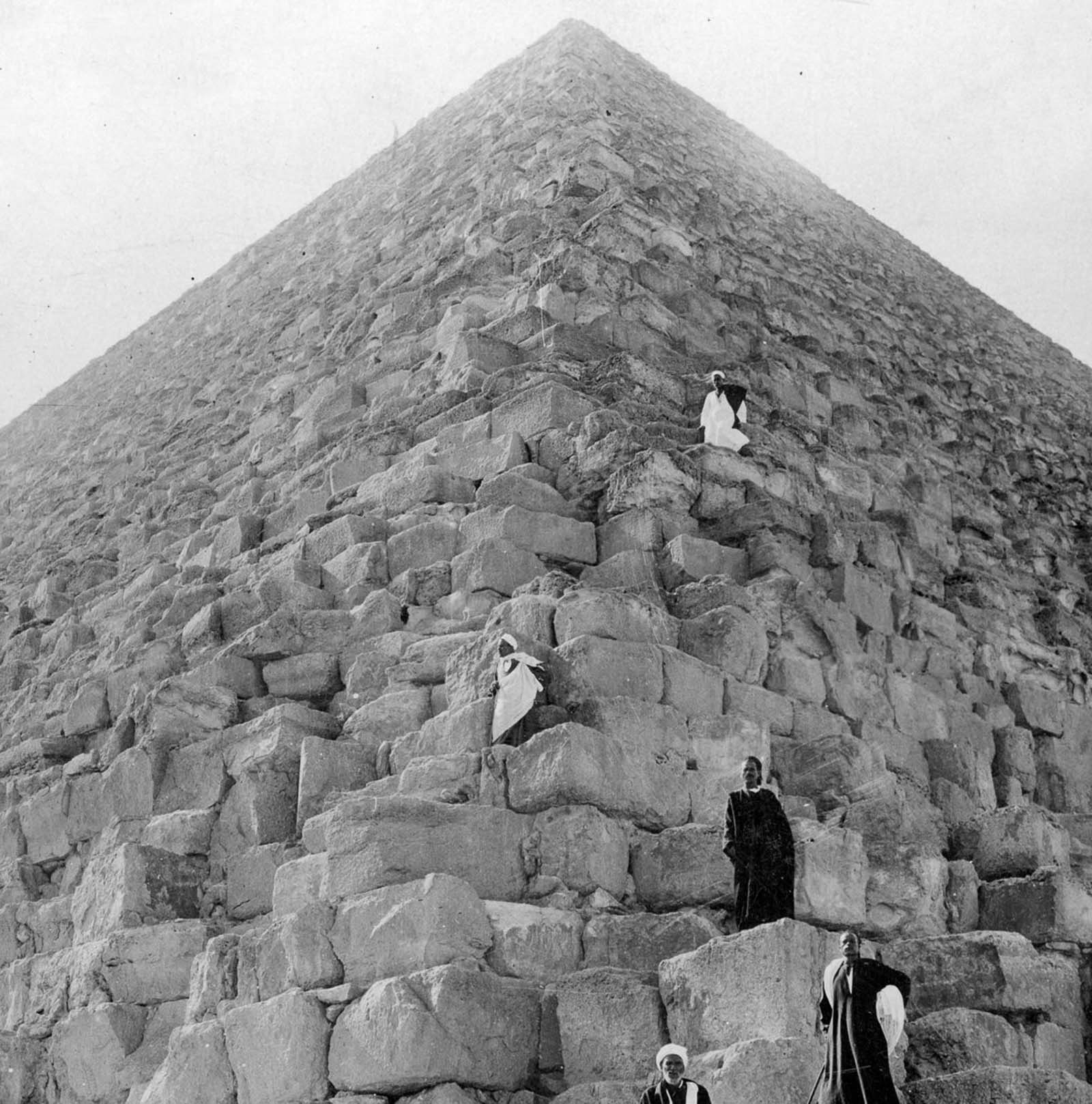 Premiers touristes visitant les pyramides et les ruines de l'Égypte ancienne, 1860-1930
