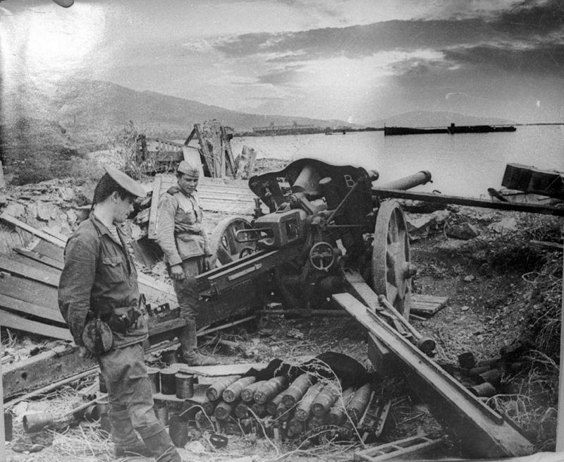 Un soldat de la Marine et de l'Armée rouge près de l'obusier leFH18 abandonné à Novorossiysk. Septembre 1943