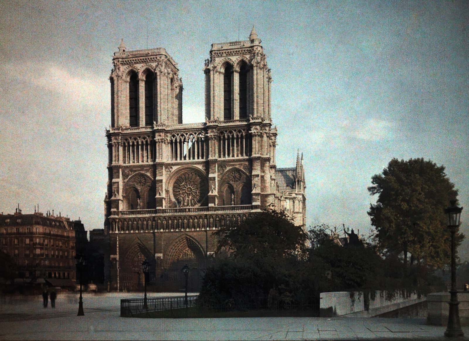Paris en images aux couleurs vives par Jules Gervais-Courtellemont, 1923