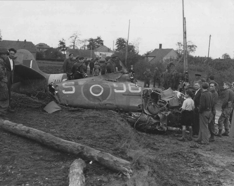 Les résidents locaux et les troupes britanniques à l'avion de combat Spitfire abattu à Malden. 25 septembre 1944