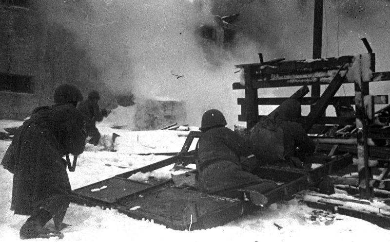 Les mitrailleurs soviétiques chassent les Allemands des magasins de l'usine de Stalingrad. Décembre 1942