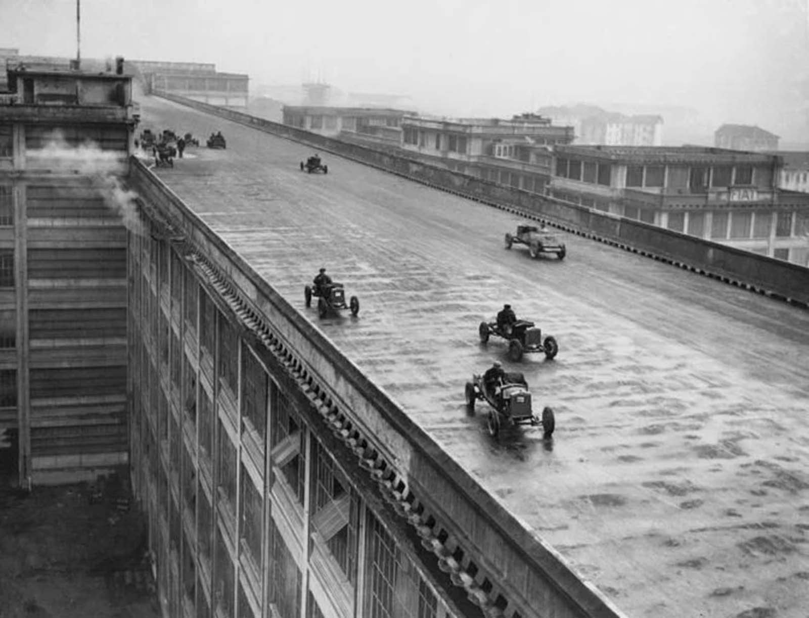Une piste de course sur le toit de l'usine Lingotto de Fiat en Italie, 1923