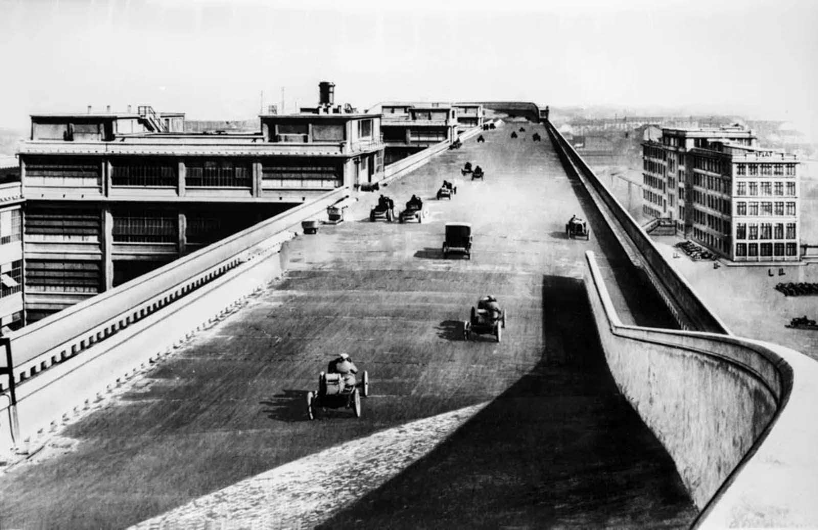 Une piste de course sur le toit de l'usine Lingotto de Fiat en Italie, 1923