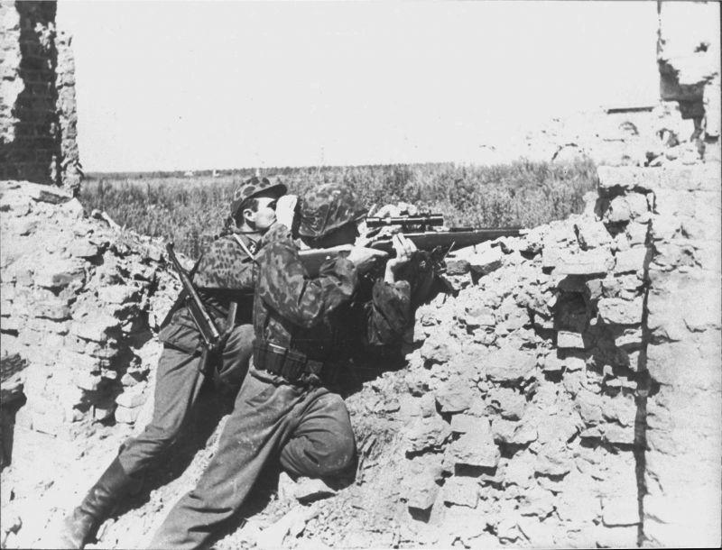 Des tireurs d'élite de la division SS lettone sur une position de tir dans la région de Volkhov. 25 août 1943