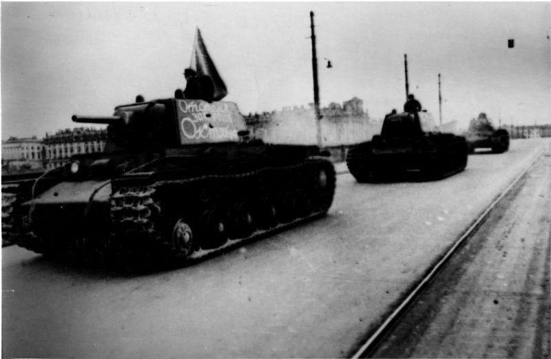 Les chars KV-1 traversent le pont républicain de Leningrad et se dirigent vers l'avant. 1941 g.