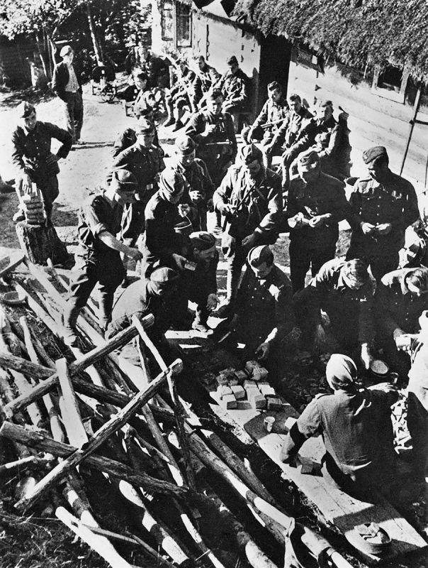 Les soldats tchécoslovaques reçoivent des rations sèches. Août 1944